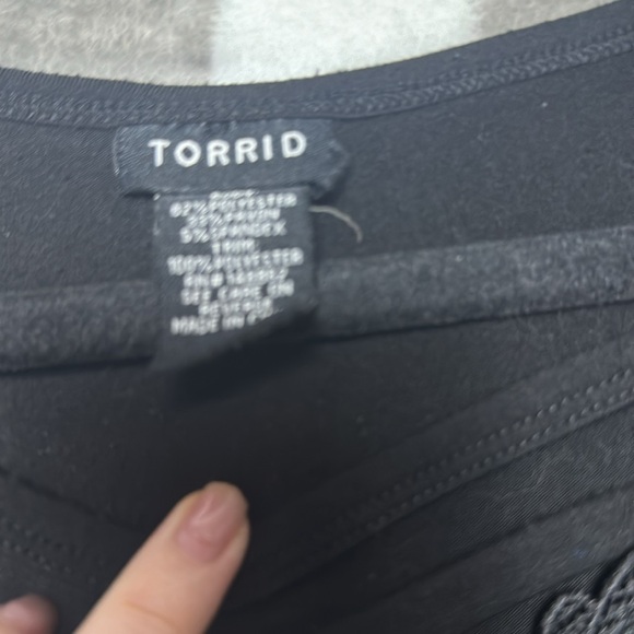 TORRID V Neck Laced Short Sleeve Tee shirt 1X - Picture 4 of 7